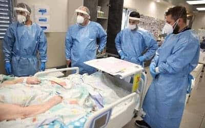 По оценкам эпидемиологов, почти половина населения Израиля заразилась Омикроном