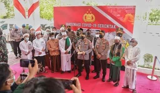 Religieuze leiders in Oost-Java nemen deel aan vaccinaties, hoofd van de nationale politie: bemoedigt ons allemaal