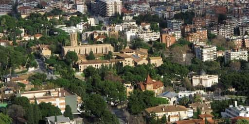 Barselona'nın Yapraklı Pedralbes'i Şehre, Dağlara ve Sahile Erişimi Olan Huzurlu Bir Banliyödür