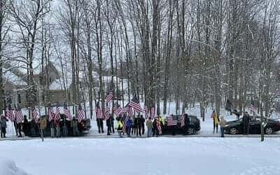 „Chrześcijańscy weterani” zaprzeczają antysemityzmowi podczas protestu przed domem żydowskiego polityka z Ohio