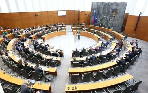 Словенская оппозиция призывает к парламентским дебатам о праве преимущественной покупки в Саве