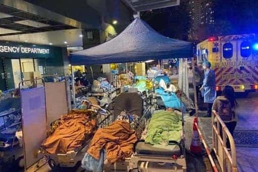 Odtiene ranej pandémie, keď Omicron testuje Hongkong