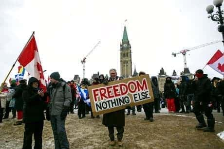 De belangrijkste brug tussen de VS en Canada heropent terwijl het protest in Ottawa aanhoudt