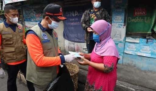 Herinnert Prokes Discipline eraan dat hoofd van BNPB maskers uitdeelt aan inwoners van Bandung