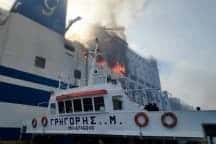 Riprendono i soccorsi per 12 dispersi nel fuoco del traghetto in Grecia