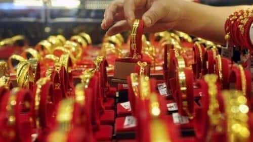 ZAE: Cene zlata se umirjajo, ko se napetosti med Ukrajino in Rusijo popuščajo
