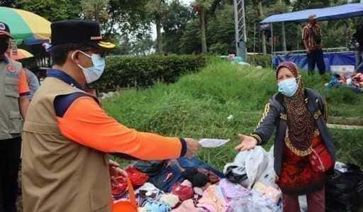 Na ulicę, by rozdawać maski, szef BNPB przypomina mieszkańcom Cimahi, aby byli posłuszni proksom