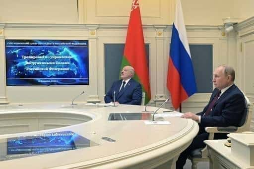 Putin vypúšťa hypersonické rakety pri cvičení jadrových síl v kríze; pozerať videá