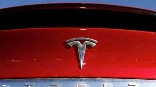 تبيع Tesla الآن ميكروفونًا للكاريوكي داخل السيارة