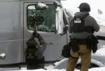 Polisen närmar sig för att få bort demonstranter i Kanadas huvudstad