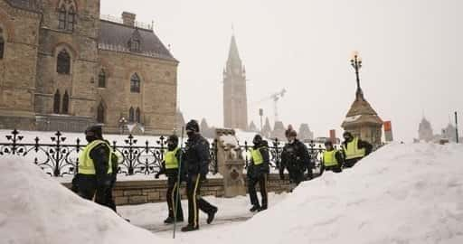 Canada - Poliția din Ottawa arestează 191, în timp ce eforturile de eliminare a blocadei convoiului intră în a treia zi