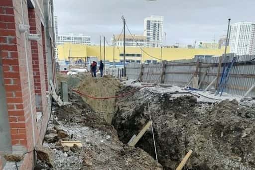 Russia - In Yekaterinburg, a worker was buried to death in a trench