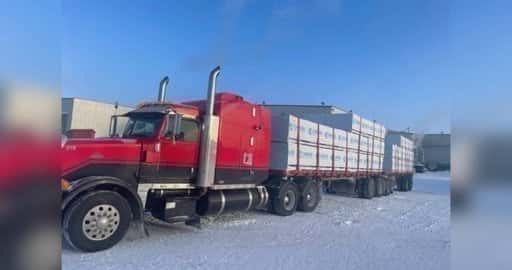 Kanada - Poltovornjak moškega Saskatoona, naložen z lesom, je bil ukraden in nato s pomočjo drugih tovornjakov izterjan