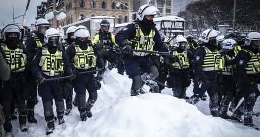 Canada - La police d'Ottawa affirme que près de 400 chefs d'accusation ont été portés en opération pour éliminer le blocus du convoi