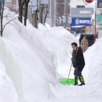 La forte nevicata colpisce il nord del Giappone, interrompendo il traffico ferroviario e aereo