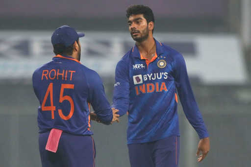 Yadav, Venkatesh hviezdi ako India zametanie série T20 proti Západnej Indii