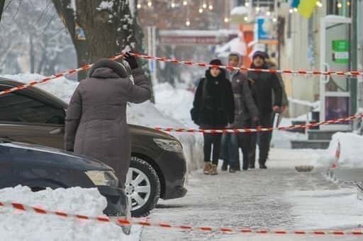 W Orenburgu emeryt został przewieziony do szpitala po tym, jak spadł na niego blok lodu