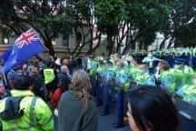 Spopad policije z novozelandskimi protestniki proti voskanju