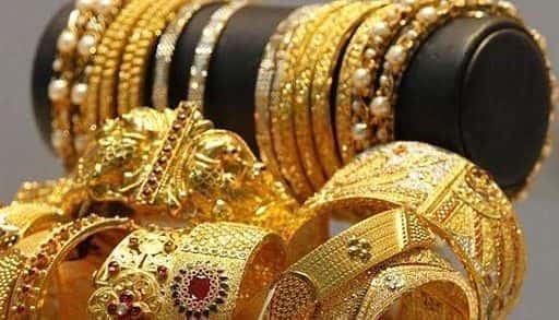 Золото упало до 107 400 рупий за 10 г после двустороннего движения цен