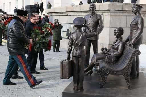 Rusland - Een sculptuur gewijd aan de helden van de film Officers werd geopend in Yekaterinburg