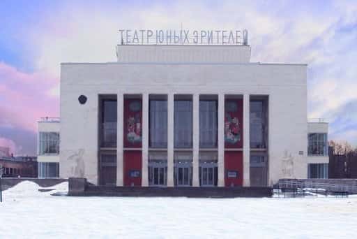 Russland - Zu Ehren des hundertjährigen Jubiläums des Jugendtheaters erklingt in Petropavlovka ein Mittagsschuss