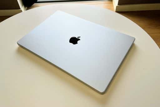 Povesti: Apple skúma možnosť vytvorenia MacBooku s 20-palcovým skladacím displejom