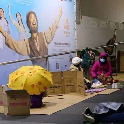 Hongkongu „dochádza miesto pre infikovaných, nezamestnaných domácich pomocníkov do domácej karantény“