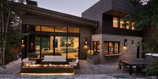 Ваша большая семья — плюс их друзья — могут разместиться в этом меблированном пятиэтажном доме в Вейле, штат Колорадо.