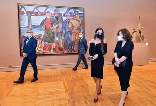 Leyla Aliyeva, vice-voorzitter van de Heydar Aliyev Foundation, maakte kennis met de tentoonstelling Works from the collection of the Tretyakov Gallery in Moskou