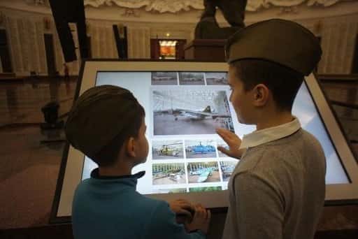Ryssland - I Victory Museum på Poklonnaya Gora kan alla bli tankfartyg eller piloter