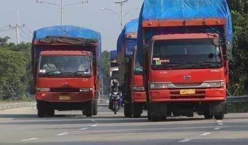 Wauw! Honderden vrachtwagenchauffeurs sluiten de noordkust van Batang