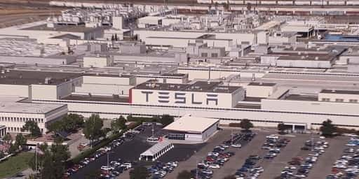 Tesla ha multato $ 275.000 per inquinamento atmosferico