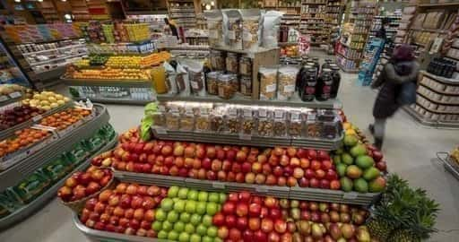 Con l'aumento dei costi, la maggior parte dei canadesi sta cambiando le proprie abitudini di acquisto di cibo, rileva il sondaggio