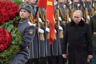 Russia - Military leaders laid flowers and wreaths at the Tomb of the Unknown Soldier