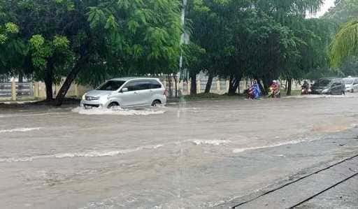 Kraftigt regn orsakar översvämningar i Kupang City Area