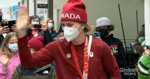 Канада - олимпийская хоккеистка Эмили Кларк наслаждается золотым возвращением в Саскатун