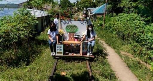 Trolleyschool helpt Filippijnse kinderen studie op schema te houden