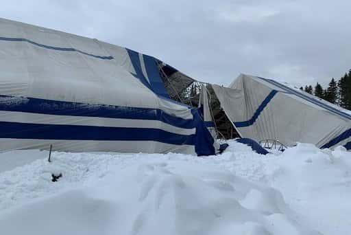 Russland - In Udmurtien ist eine Eishalle aufgrund von Schnee eingestürzt