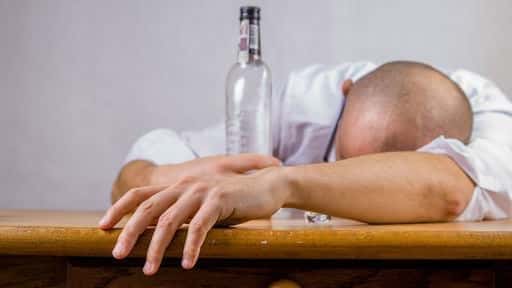 Narcologist dispelled the myths about getting out of a hangover