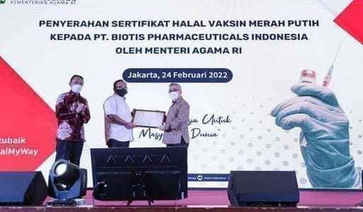Министърът на религията предава Халал сертификат за червено-бяла ваксина на PT Biotis 125 намалени пациенти...