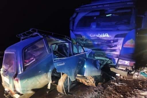 Rusija - V Udmurtiji sta v trčenju osebnega avtomobila in tovornjaka z lesom umrli dve osebi
