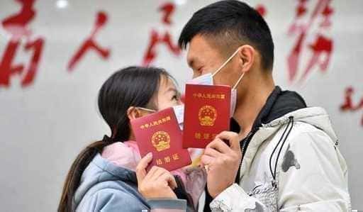 Граждане Китая борются за красивую дату свадьбы 22 февраля 2022 г.