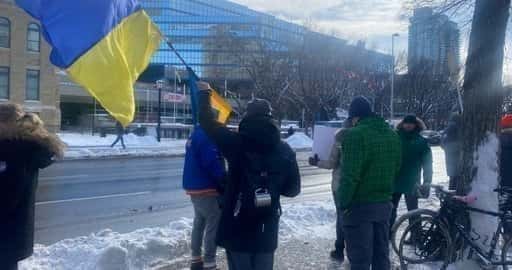 Канада - «Происходит ужасное»: жители Альберты собираются, чтобы поддержать Украину