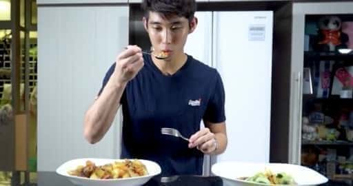 „Поне не изгорих кухнята“: Националният шатъл Loh Kean Yew приготвя ястие от мама в готварско шоу