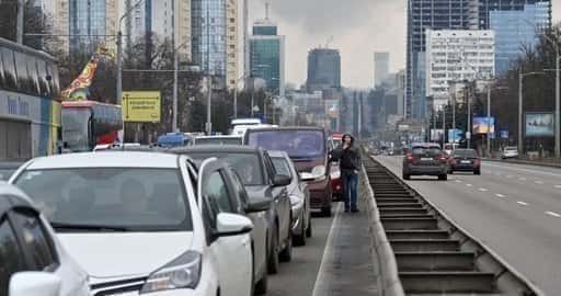 Oekraïense wegen verstopt terwijl duizenden Russische indringers proberen te ontvluchten