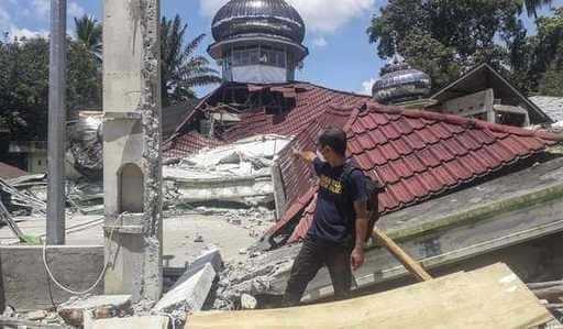 Den nationella polischefen instruerar team av snabba åtgärder för att hjälpa jordbävningsoffer i Pasaman, västra Sumatra