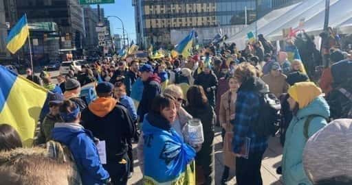«Мы не можем сдержать нашу боль»: сотни людей вышли на митинг в Ванкувере в поддержку Украины