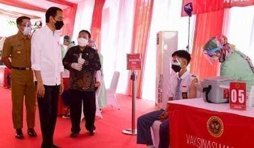 Obisk mesta Palu, predsednik Jokowi pregleda izvajanje cepljenja