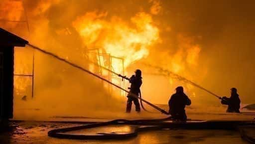 In einem Hochhaus in Kiew ist aufgrund eines unbekannten Objekts ein Feuer ausgebrochen