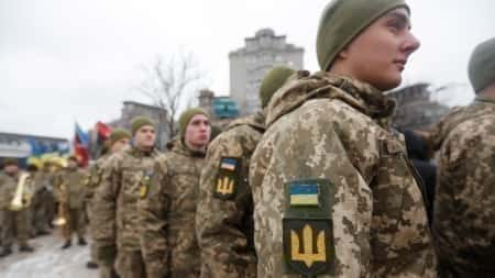 Veículos blindados do exército ucraniano entram em Kiev para defendê-la